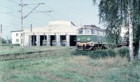 Lokomotywownia w Sochaczewie. Na pierwszym planie lokomotywa elektryczna ET22-733. Rok...